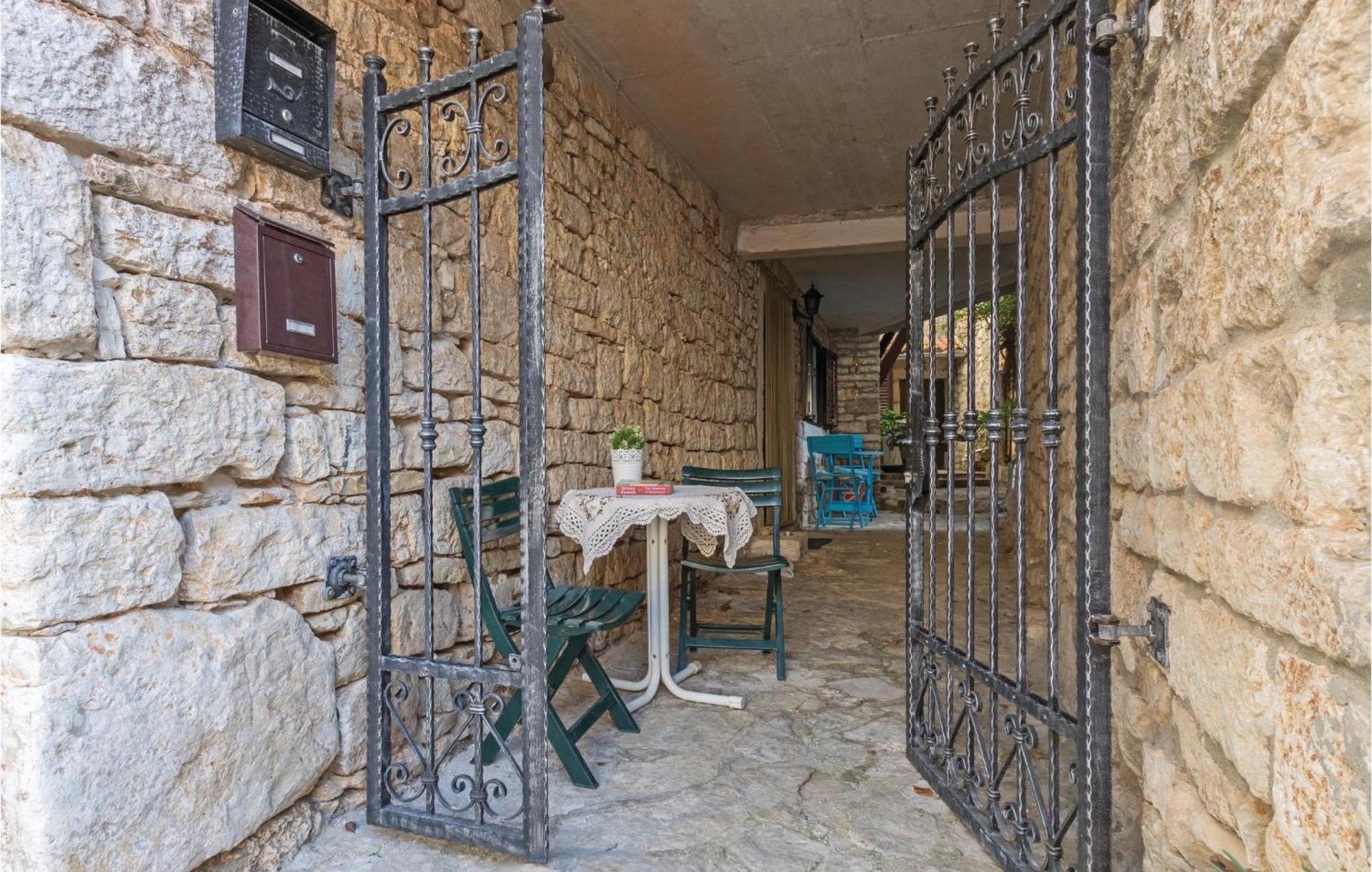 2 Bedroom Stunning Home In Bale Exterior photo