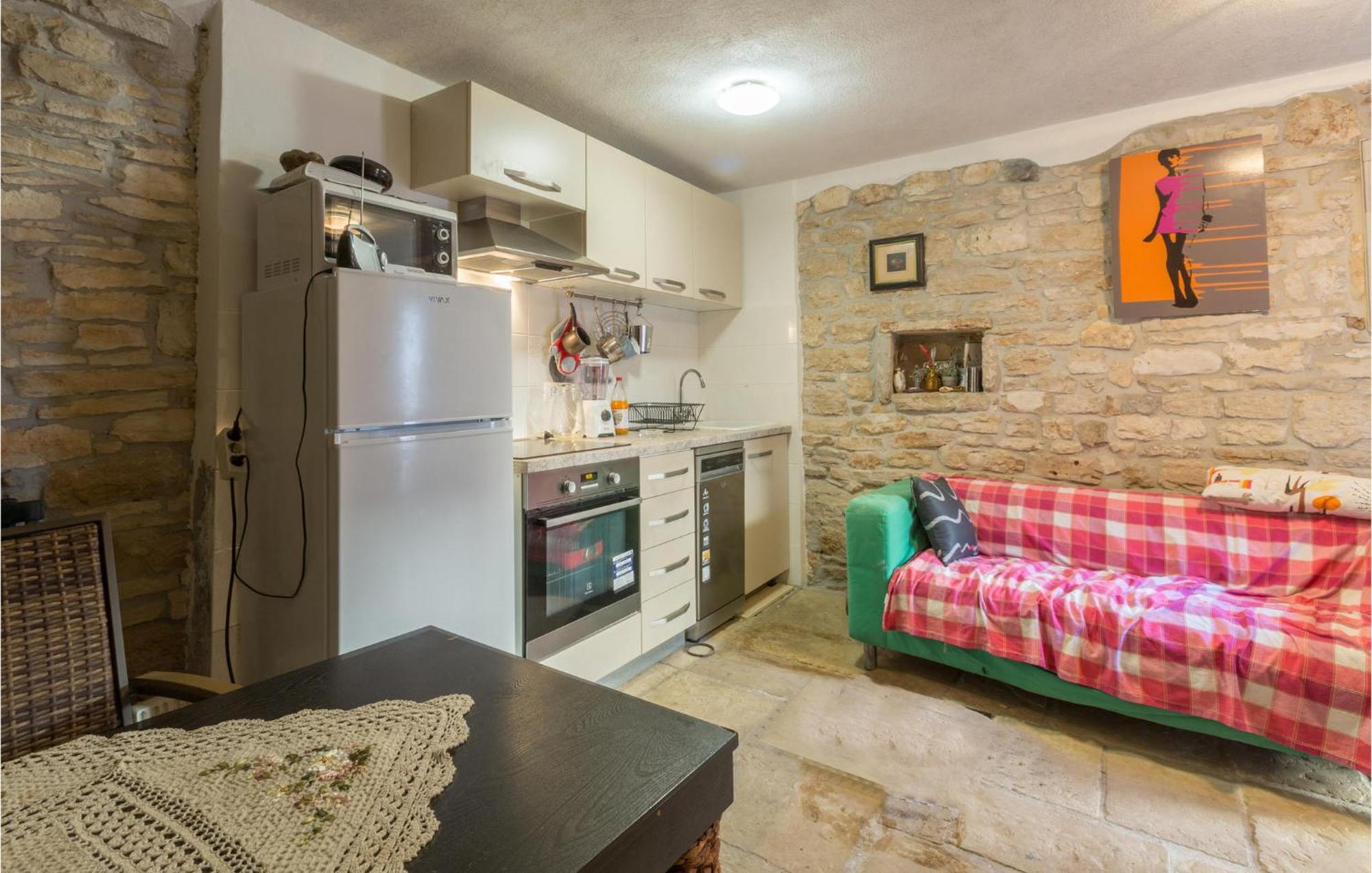 2 Bedroom Stunning Home In Bale Exterior photo